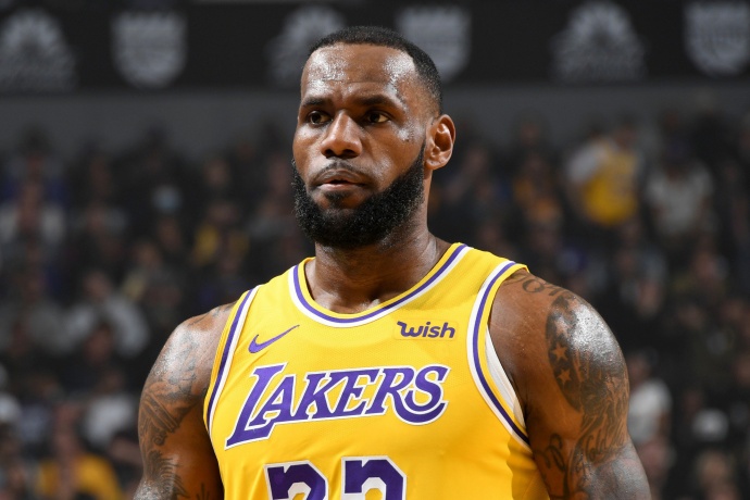 巨星争夺战提前打响：詹姆斯领衔超巨扎堆，湖人手握5400万空间